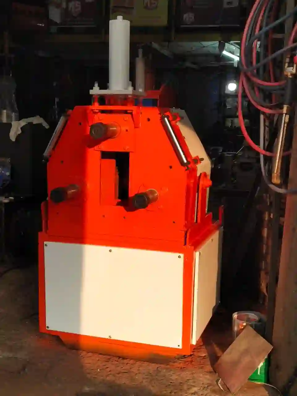 Hydraulic pipe bending machine